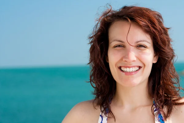 Usmívající se žena na pláži — Stock fotografie