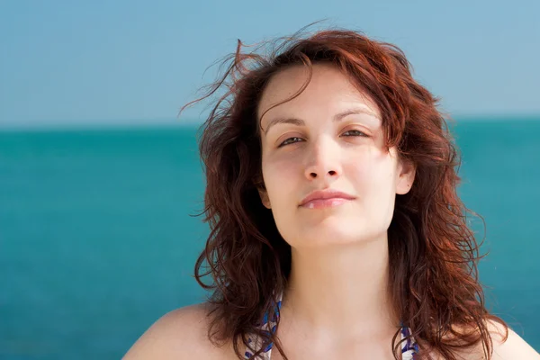 Bella donna in spiaggia — Foto Stock