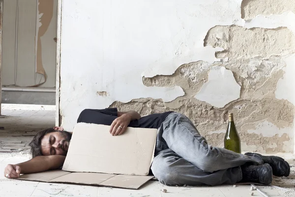 Mendiant endormi avec carton — Photo