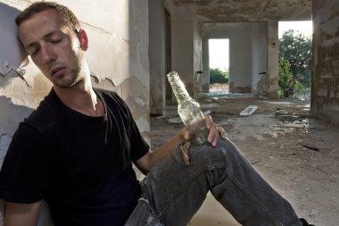 Uyuyan evsiz alkollü