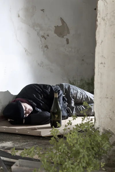 Спящий бездомный алкоголик — стоковое фото