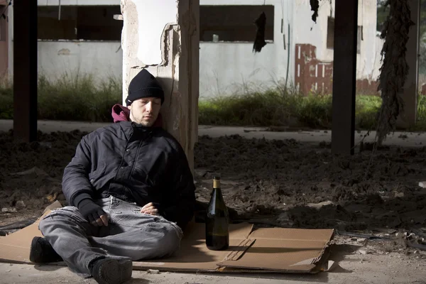 Schlafender obdachloser Alkoholiker — Stockfoto