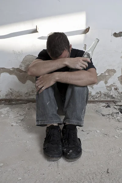 Zdesperowany bezdomny alkoholik — Zdjęcie stockowe