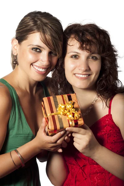 Dos mujeres con un regalo — Foto de Stock