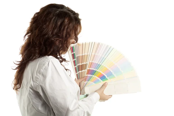 女人从颜色色板选择 — 图库照片