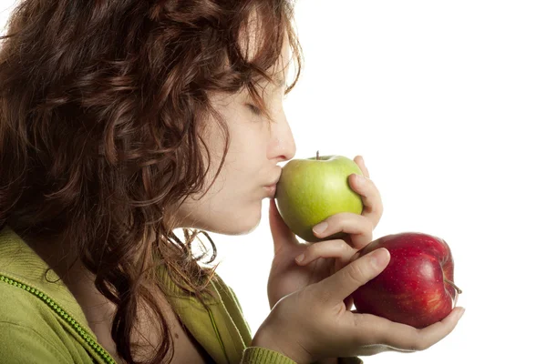 Mulher beijando maçã verde — Fotografia de Stock