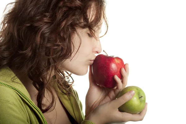 Kvinna kysser rött äpple — Stockfoto