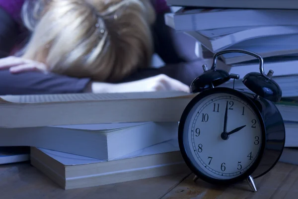 Φοιτητής ύπνου σε βιβλία — Φωτογραφία Αρχείου