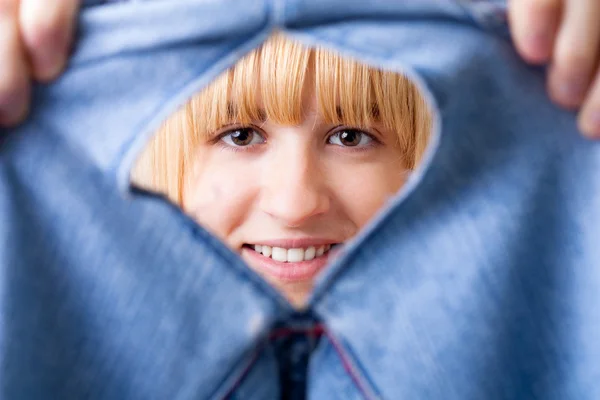 Mulher sorridente com calças de ganga rasgadas — Fotografia de Stock