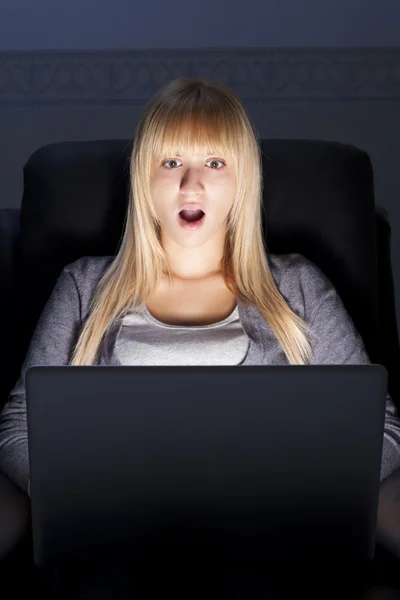 Frau mit Laptop überrascht — Stockfoto