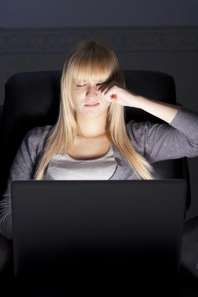 Unavená žena s laptopem — Stock fotografie