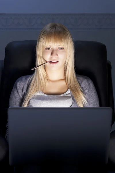 Kobieta z laptopa i pióra — Zdjęcie stockowe