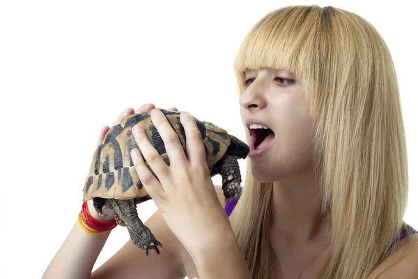女人咬一只海龟 — 图库照片