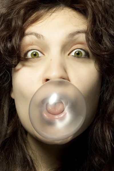 Mujer soplando Bubblegum — Foto de Stock