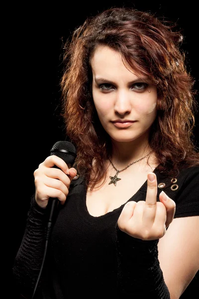 Kvinna med mikrofon visar långfingret — Stockfoto