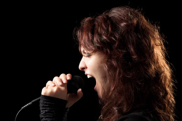 Γυναίκα, ουρλιάζοντας ένα μικρόφωνο — Φωτογραφία Αρχείου