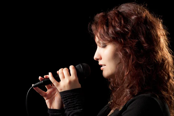 Жінки, яка співає ніжно — стокове фото