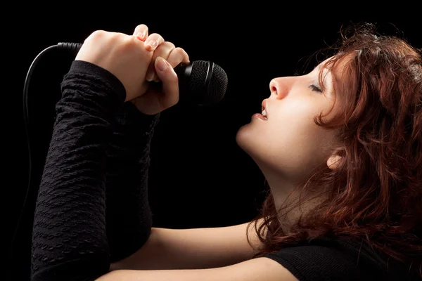 Vrouw zingen teder — Stockfoto