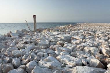 deniz kenarı taş
