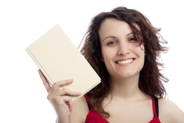 bir kitap ile gülümseyen kız