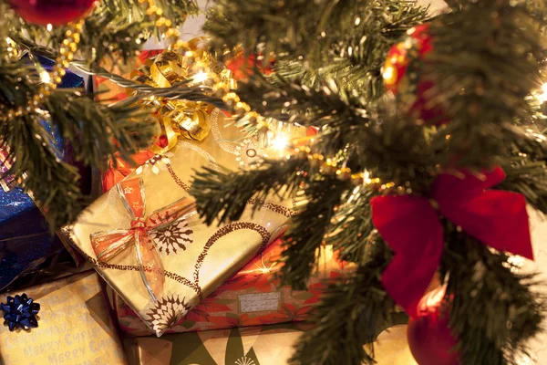 Présente sous l'arbre de Noël — Photo