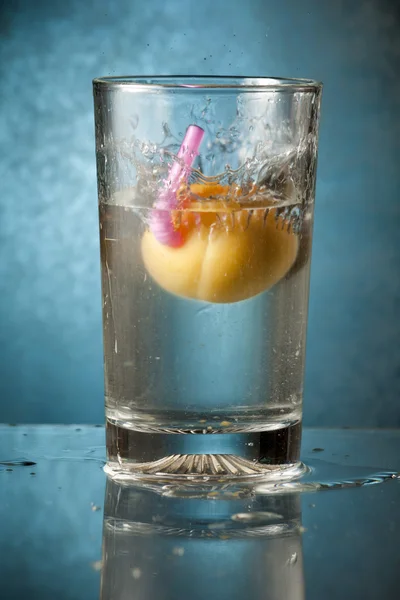 Aprikos dykning i ett glas — Stockfoto