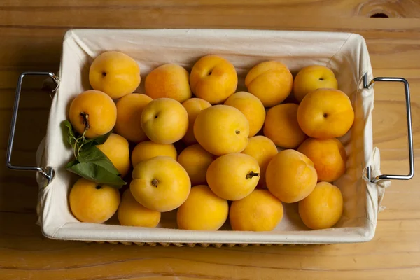 Abrikozen in een mand — Stockfoto