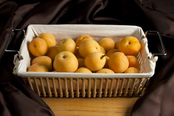 Abrikozen in een mand — Stockfoto