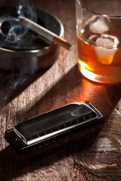 Viski ve sigara ile mızıka — Stok fotoğraf