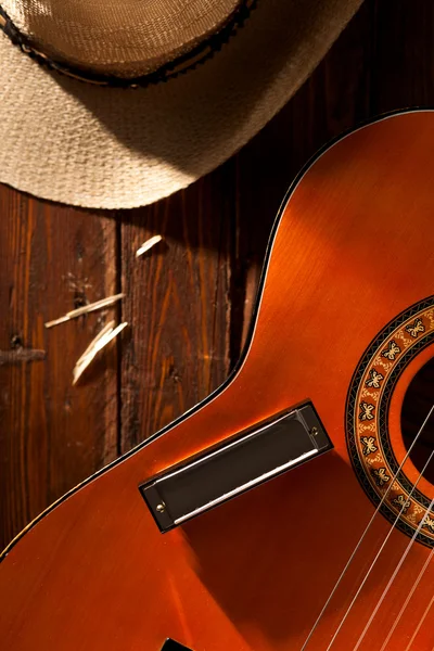 Munspel på gitarr med cowboyhatt — Stockfoto