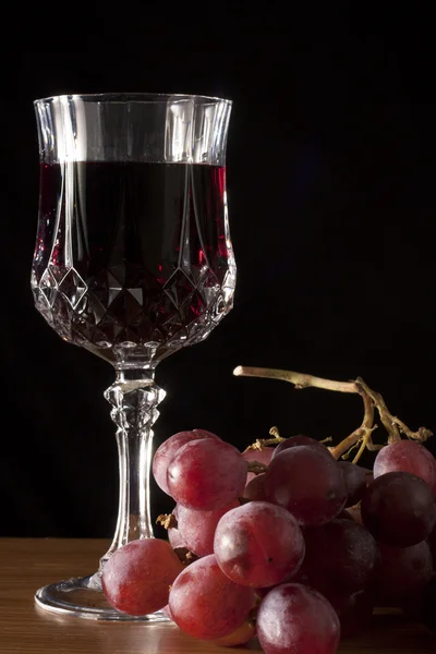 Glass with Red Wine and Grapes — Stock Photo, Image