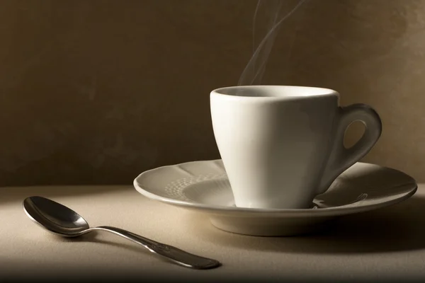 Чашка кофе и ложка бежевый — стоковое фото