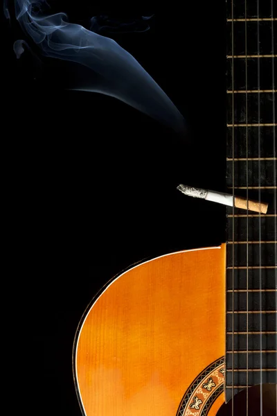 Gitara z palenia papierosów — Zdjęcie stockowe