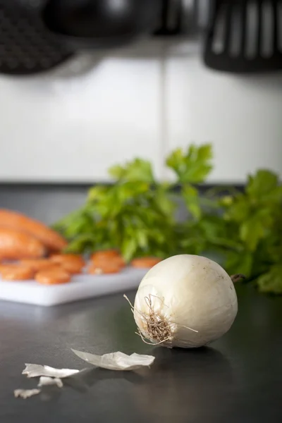Белый лук на кухне — стоковое фото