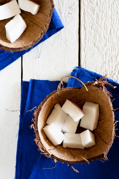 Кокосовый орех в раковине — стоковое фото