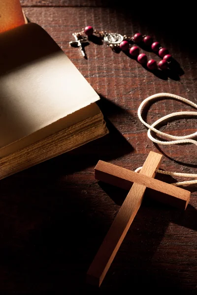 Crucifix en bois avec vieux livre — Photo