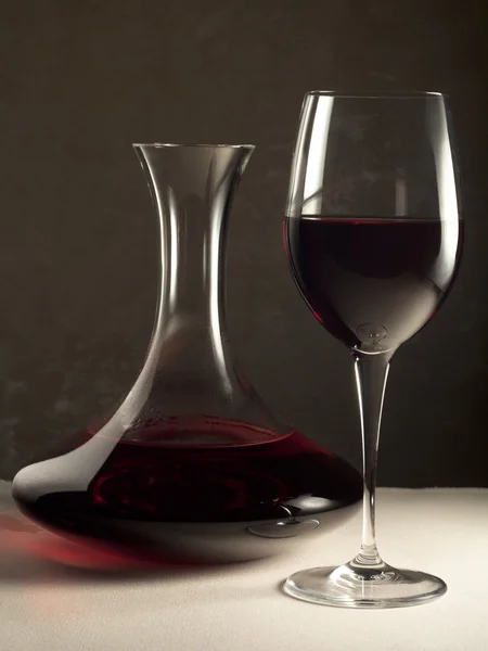ไวน์แดงในขวดเหล้าและแก้ว — ภาพถ่ายสต็อก