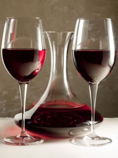 Red Wine in a Decanter and Two Glasses — Stock Photo, Image
