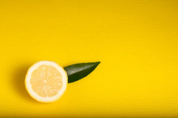 Limón sobre fondo amarillo —  Fotos de Stock