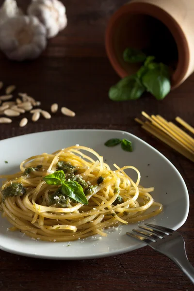 Linguine met pesto — Stockfoto