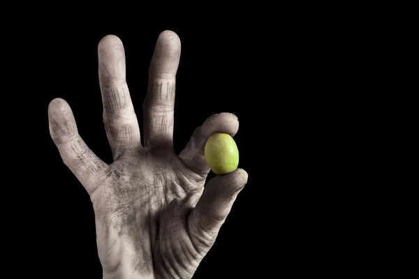 Hand mit Oliven — Stockfoto