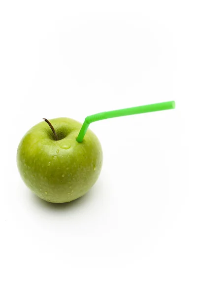 Grüner Apfel mit Stroh — Stockfoto