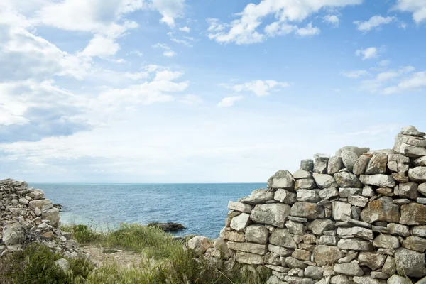 Stenen muur op de zee — Stockfoto