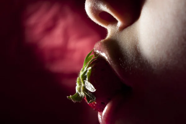 Erdbeere im Mund — Stockfoto