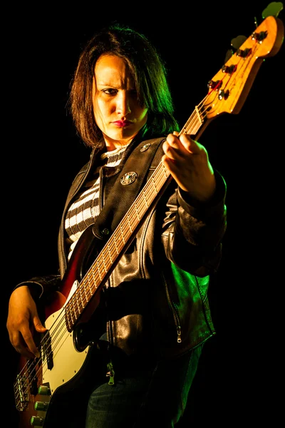 Рок жінка грає електричний бас гітара — стокове фото