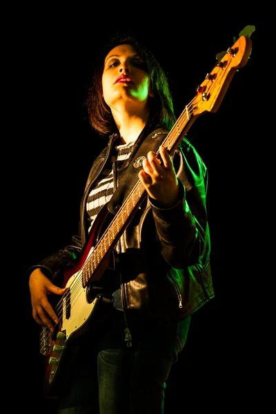 Rockerin spielt E-Bass-Gitarre — Stockfoto