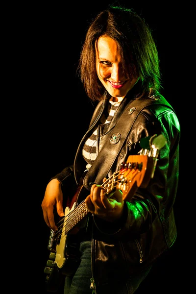 Rock Donna che suona il basso elettrico — Foto Stock