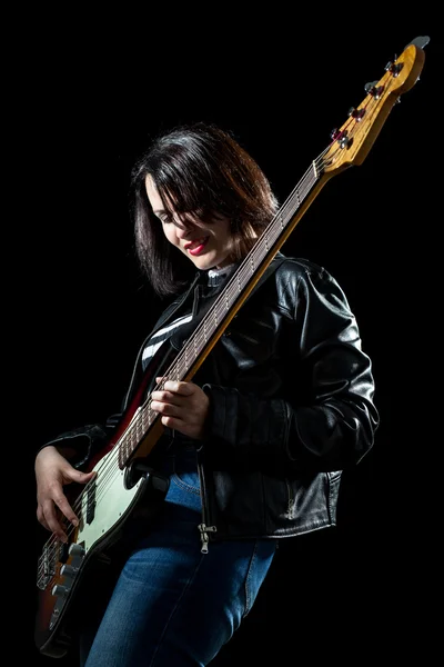 Mulher de rock tocando guitarra baixo elétrico — Fotografia de Stock
