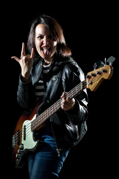 Рок-женщина играет на электробас-гитаре — стоковое фото