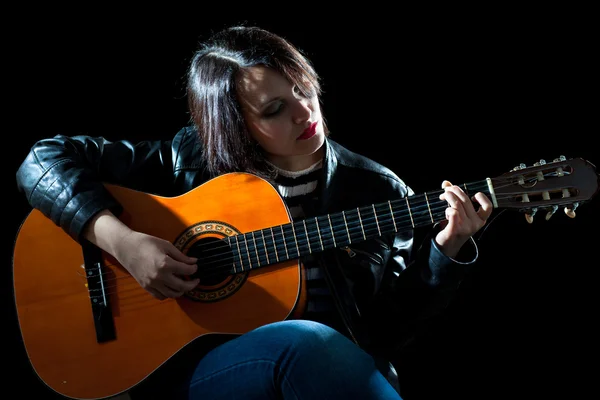 Mujer bonita tocando la guitarra —  Fotos de Stock